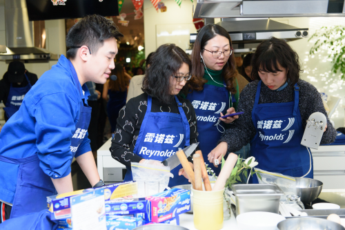 图7-魏瀚先生与嘉宾共同完成菜品，体验雷诺兹品牌的产品魅力与实用价值.jpg